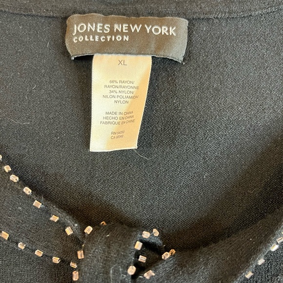 Jones New York  - Plunging V-Neck Sleeveless Blouse. - Picture 4 of 9